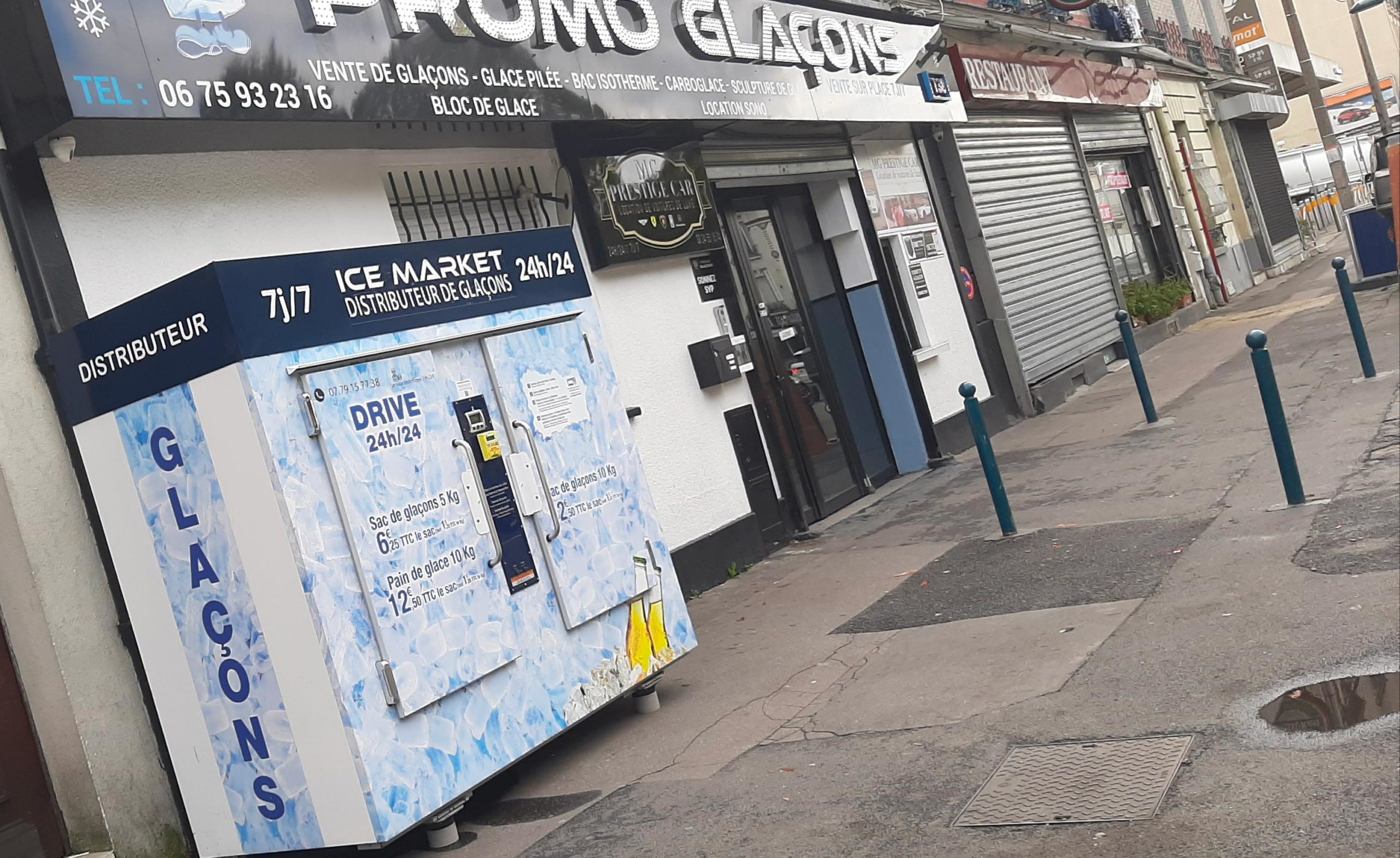 Distributeur-automatique-de-glacons-et-glace-pilee-Paris-porte-de-la-Vilette