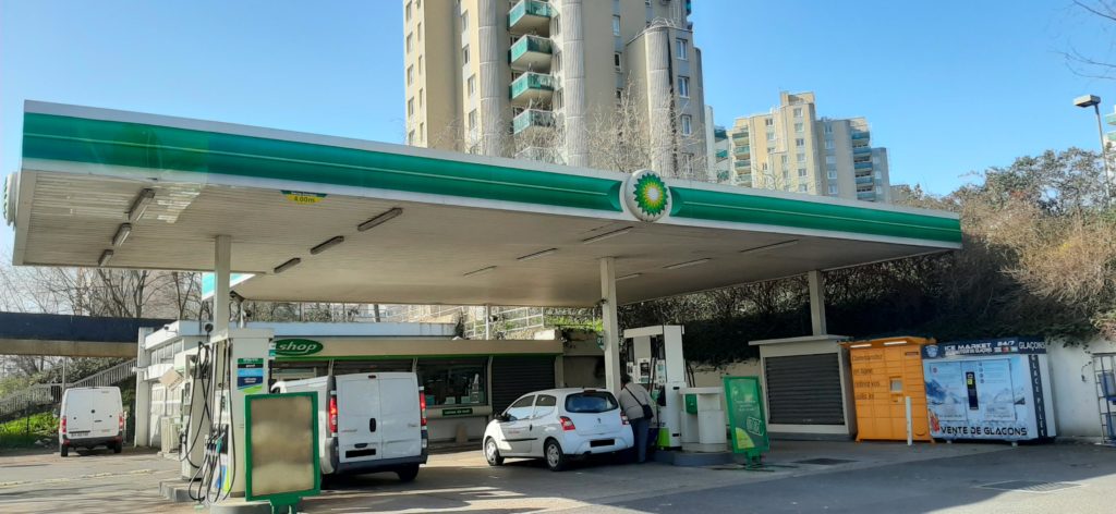 Distributeur-automatique-de-glacons-et-glace-pilee-Station-BP-Creteil
