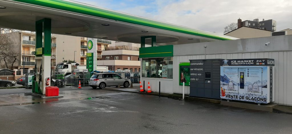 Distributeur-automatique-de-glacons-et-glace-pilee-Station-BP-Drancy