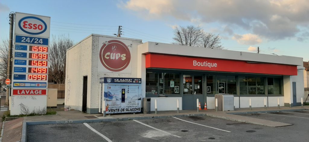 Distribteur-automatique-de-glaçons-et-glace-pilée-station Esso Villeneuve-Saint-Georges