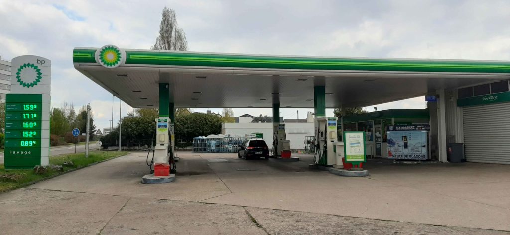 Distribteur-automatique-de-glaçons-et-glace-pilée-station-bp-Les-Clayes-sous-Bois