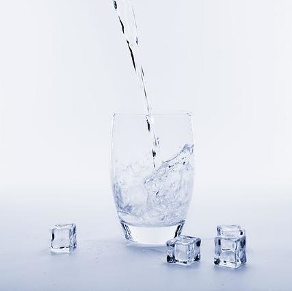 verre d'eau avec glaçons